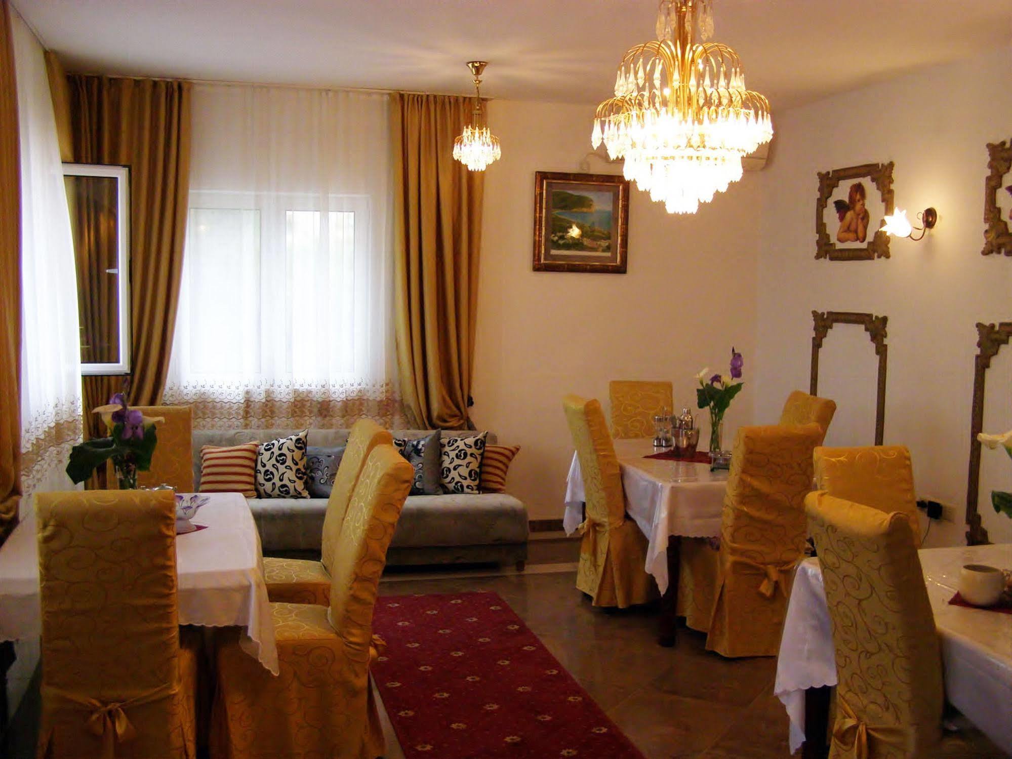 Hotel Wellness & Spa Angelo Gabriel Petrovac Extérieur photo